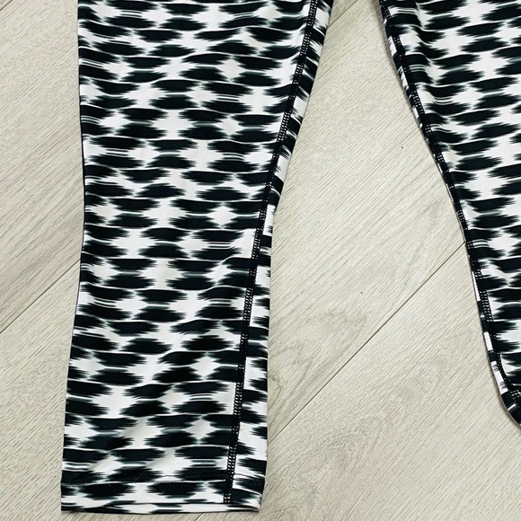 Nike Dri Fit Black and White Patterned Leggings - Picture 2 of 8